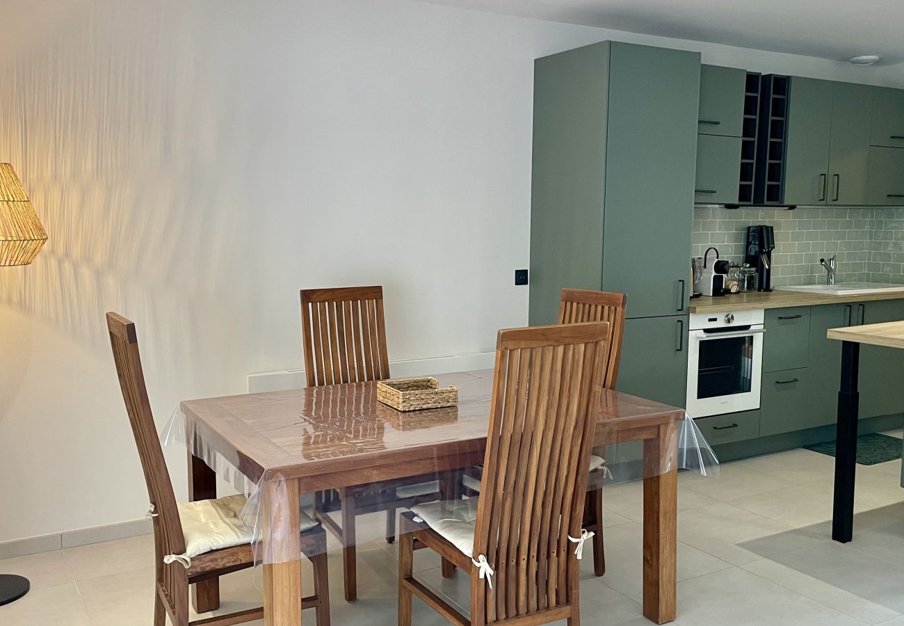 Ferienhaus in Lacanau - Modernes Holzhaus mit Pool & direktem Zugang zum Wald