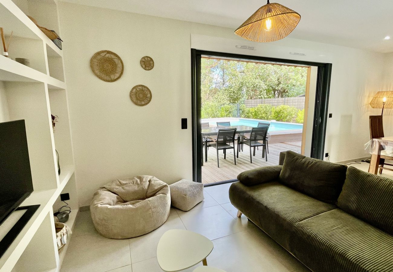 Ferienhaus in Lacanau - Modernes Holzhaus mit Pool & direktem Zugang zum Wald