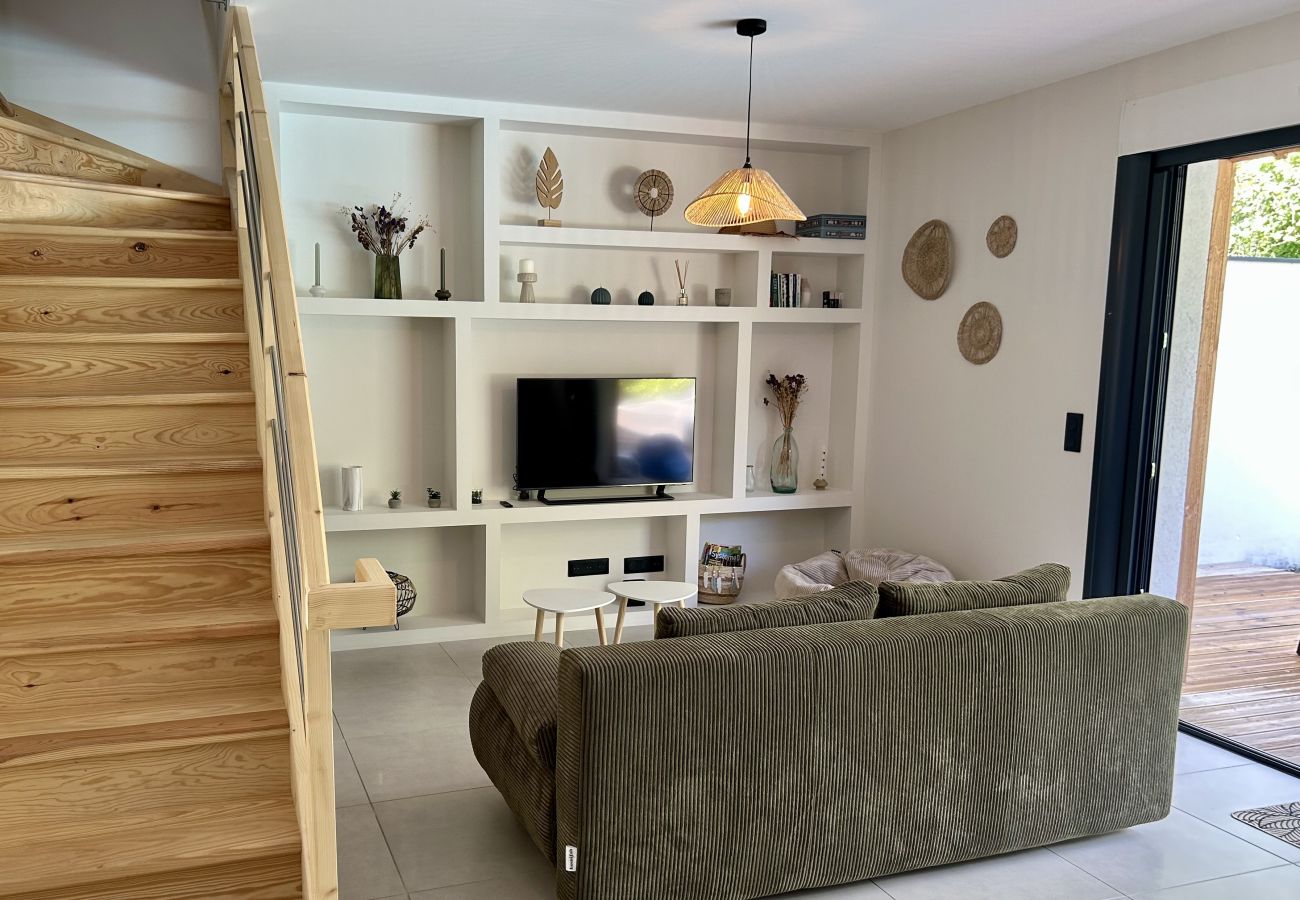 Ferienhaus in Lacanau - Modernes Holzhaus mit Pool & direktem Zugang zum Wald