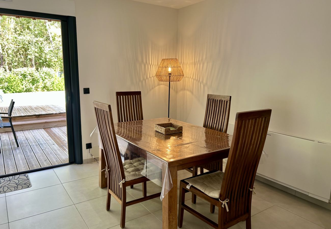 Ferienhaus in Lacanau - Modernes Holzhaus mit Pool & direktem Zugang zum Wald