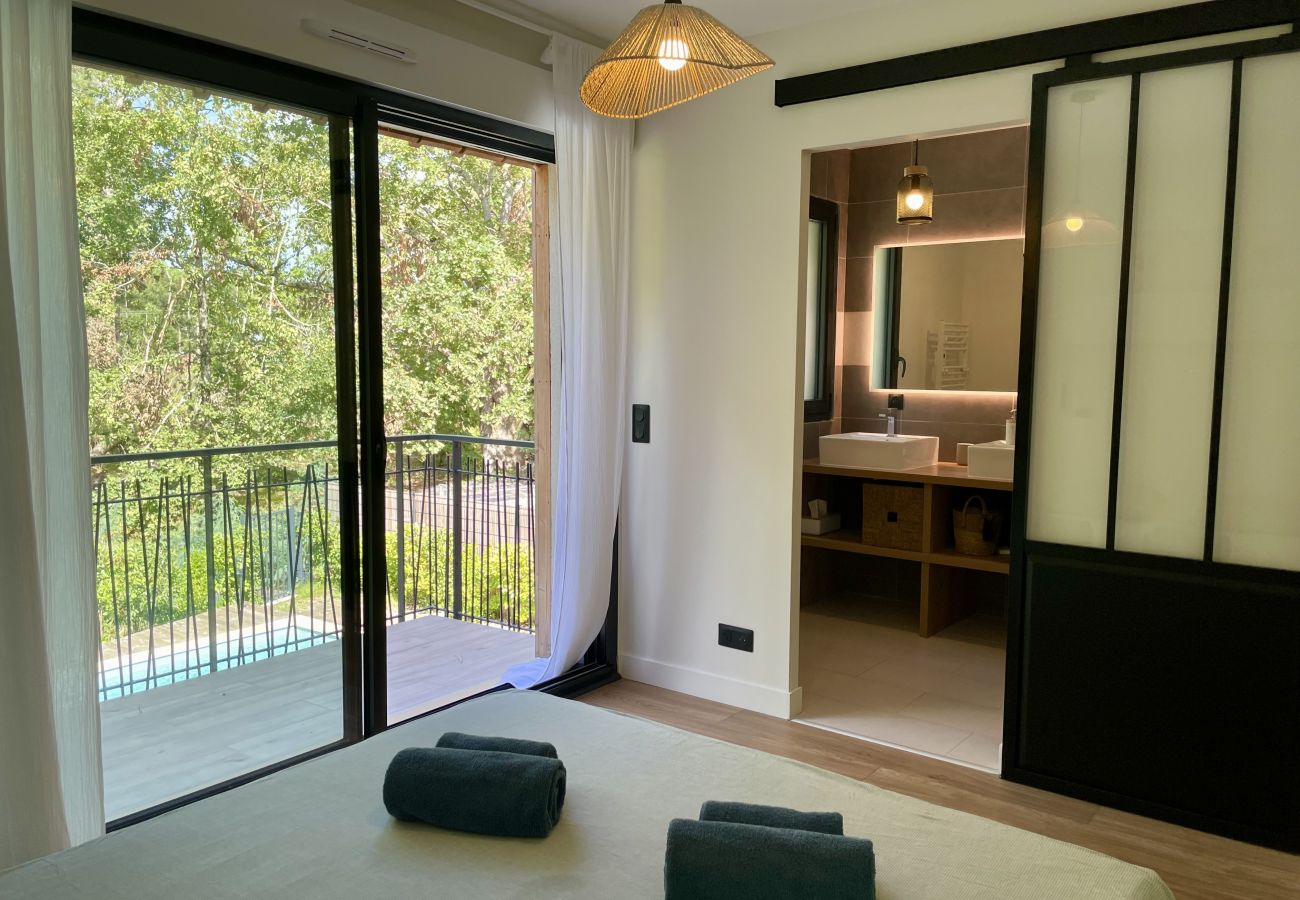 Ferienhaus in Lacanau - Modernes Holzhaus mit Pool & direktem Zugang zum Wald