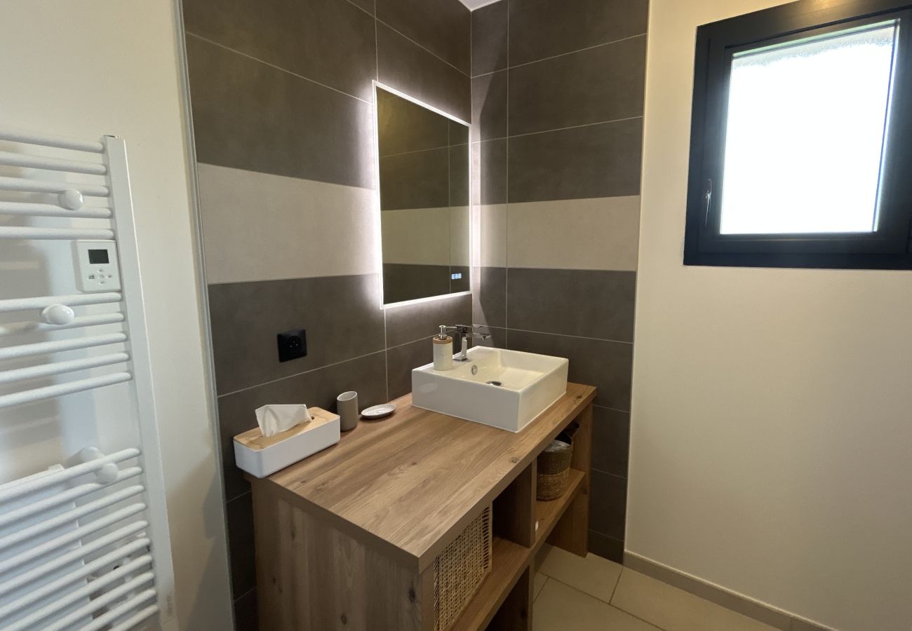 Ferienhaus in Lacanau - Modernes Holzhaus mit Pool & direktem Zugang zum Wald
