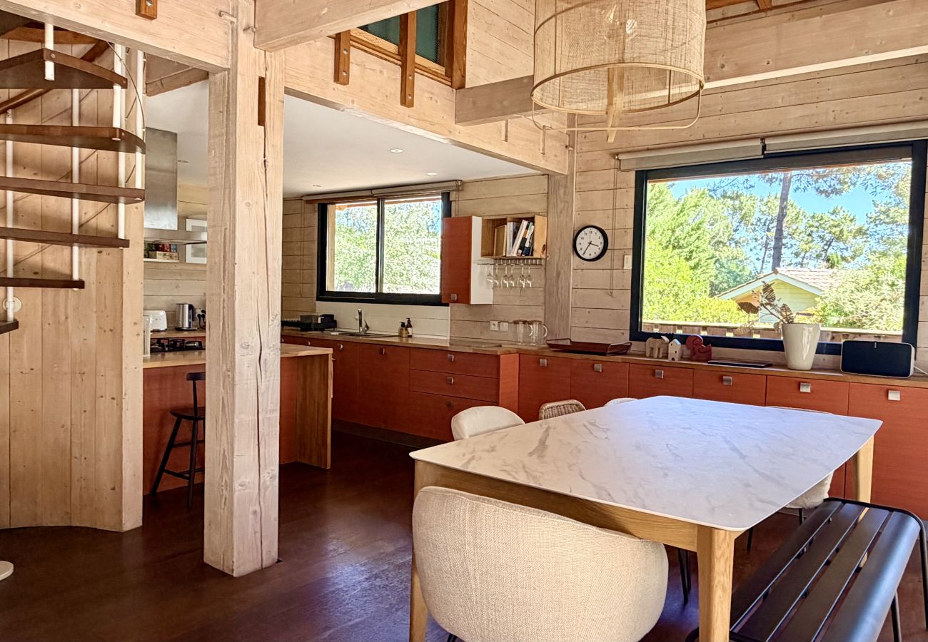 Ferienhaus in Lacanau - Holzvilla mit Terrasse zum Pinienwald