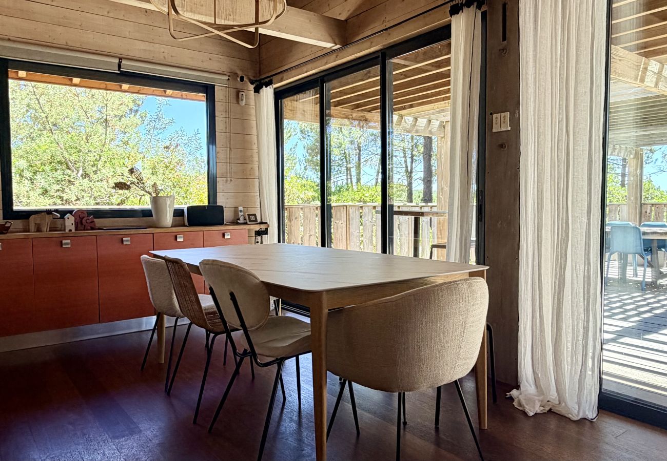 Ferienhaus in Lacanau - Holzvilla mit Terrasse zum Pinienwald