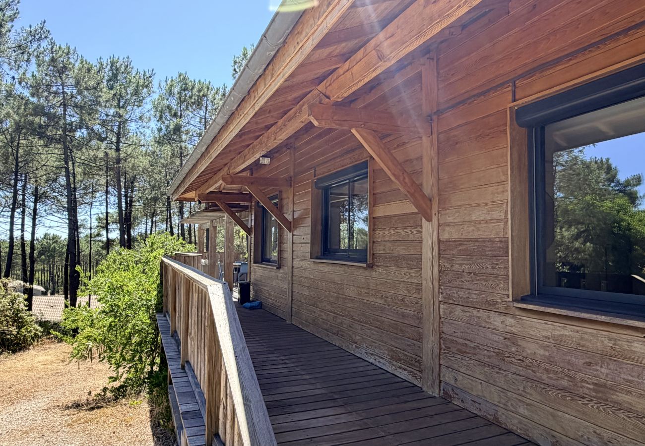 Ferienhaus in Lacanau - Holzvilla mit Terrasse zum Pinienwald