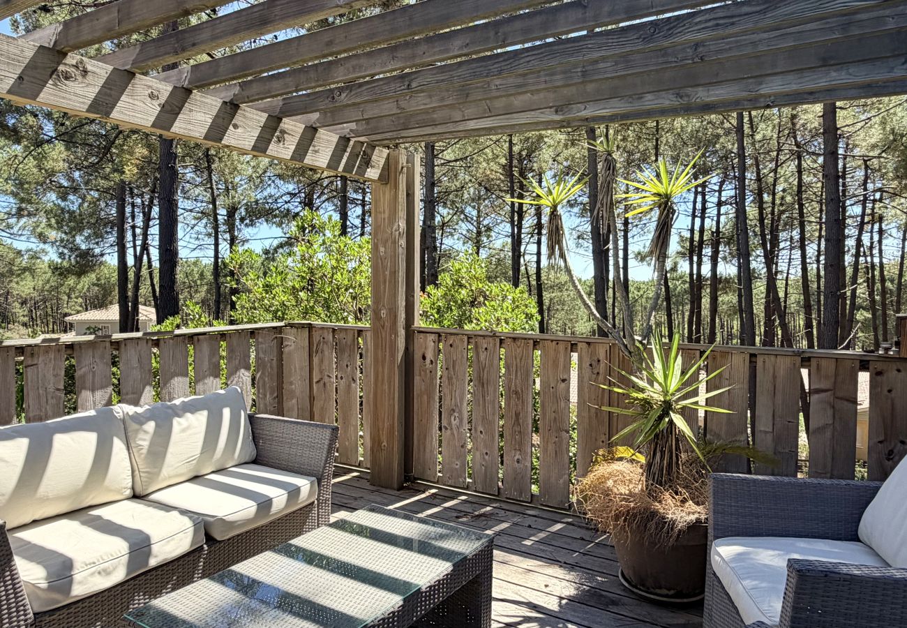 Ferienhaus in Lacanau - Holzvilla mit Terrasse zum Pinienwald