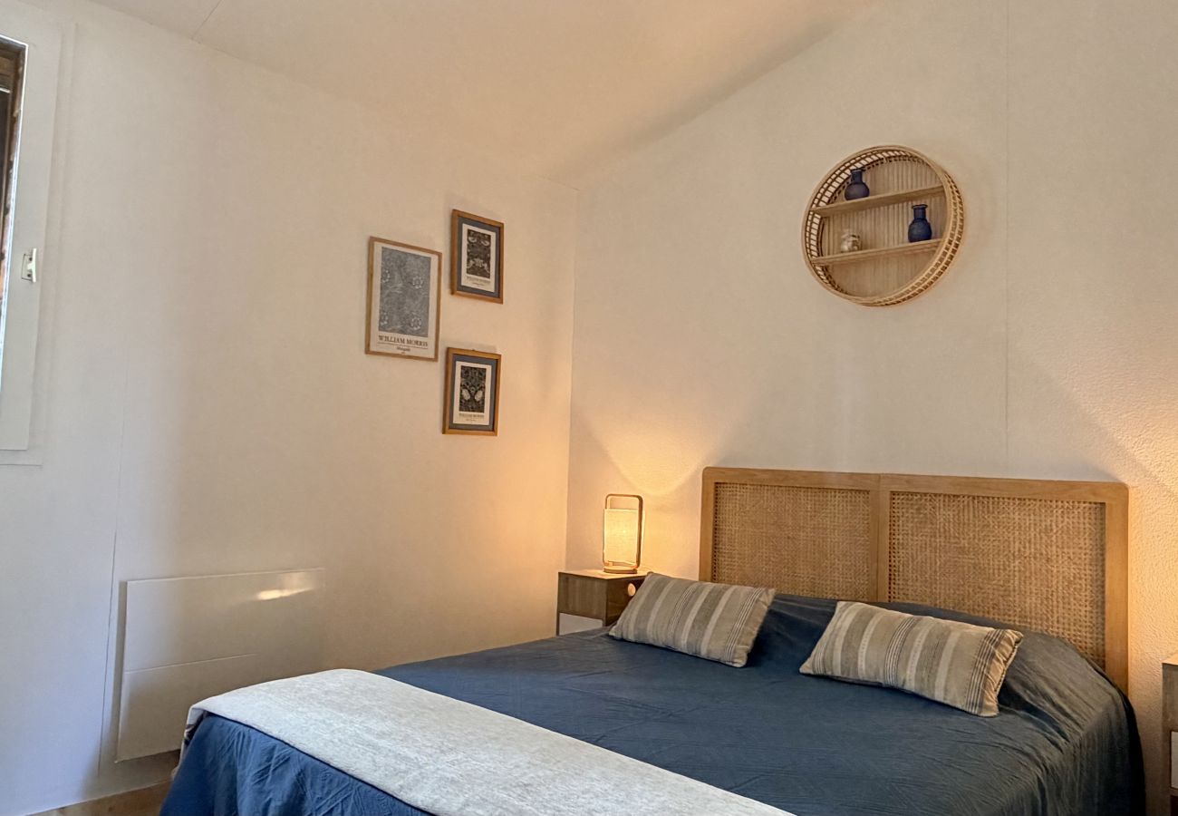 Chalet in Lacanau - Petite maison au milieu des pins 