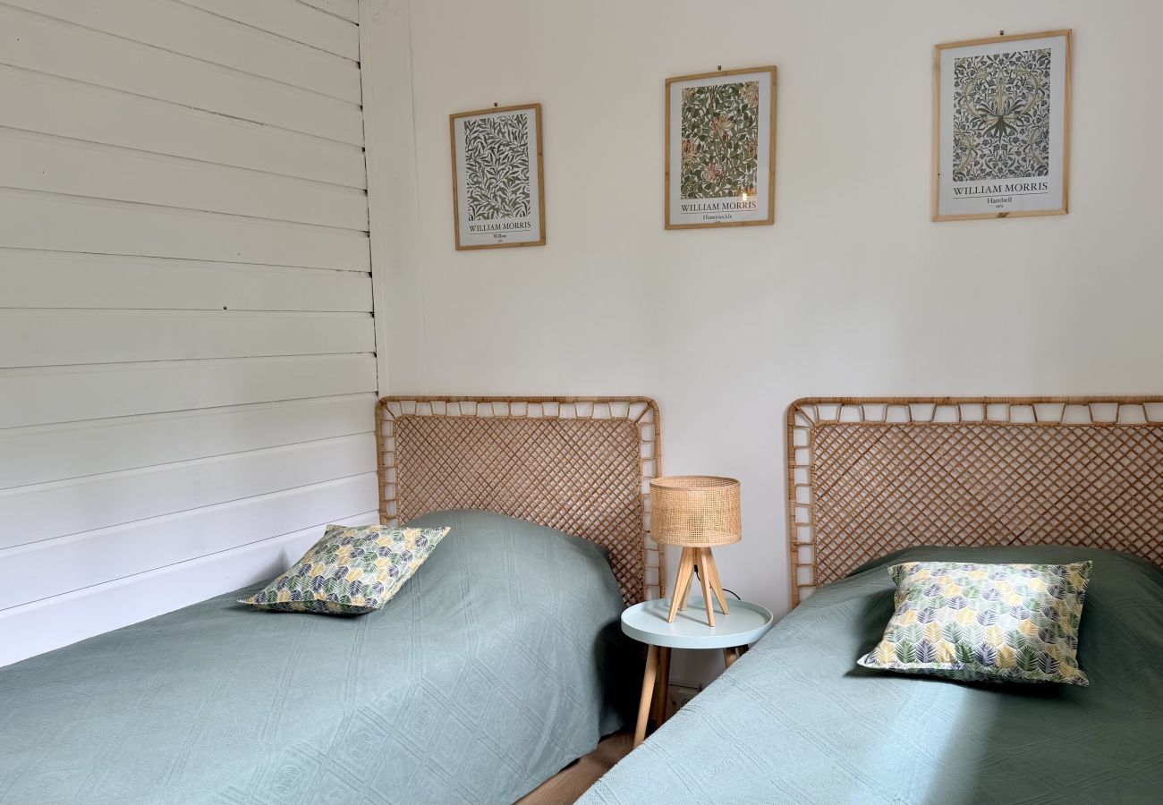 Chalet in Lacanau - Petite maison au milieu des pins 