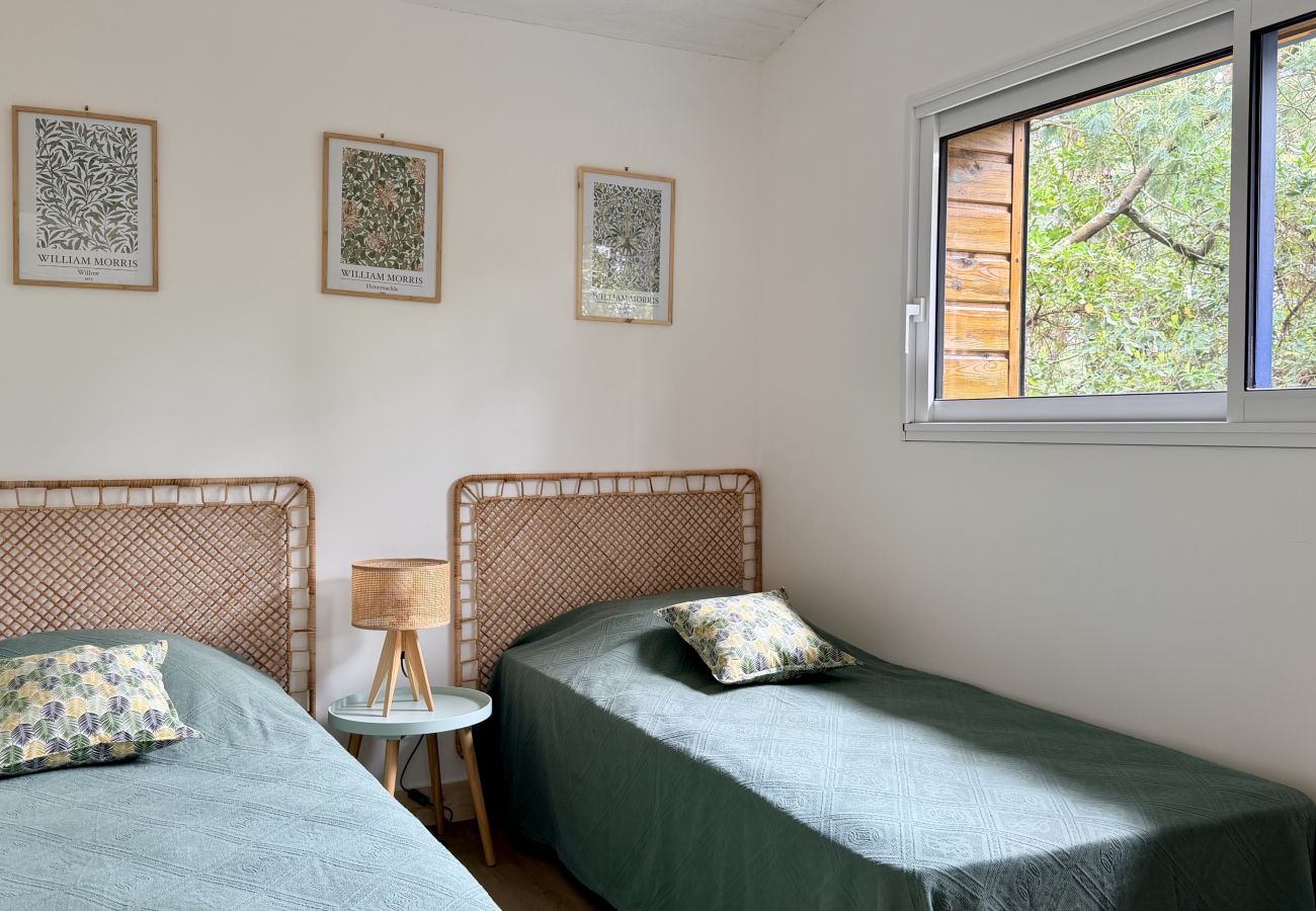 Chalet in Lacanau - Petite maison au milieu des pins 