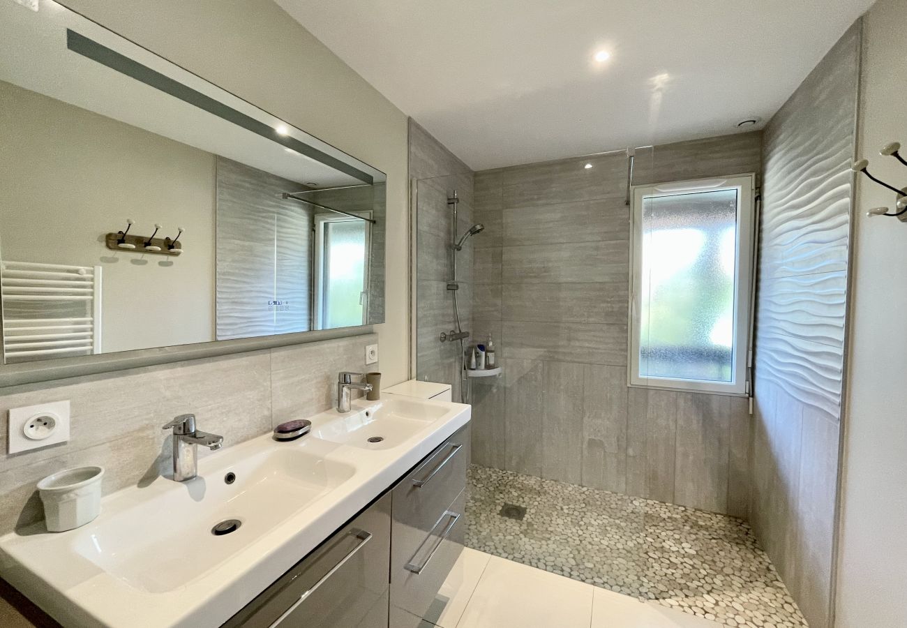 House in Lacanau - Spacious family home a stone's throw from the ocean