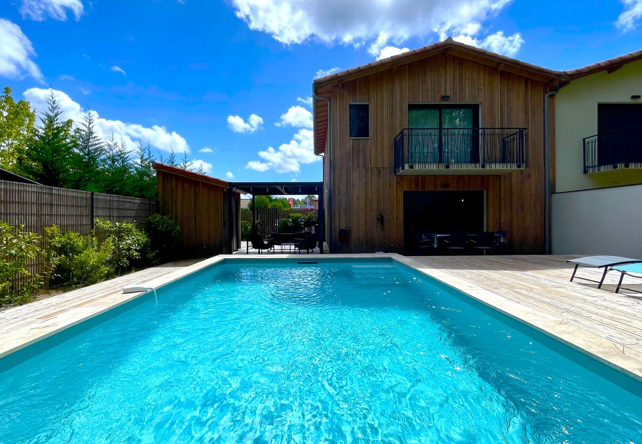 House in Lacanau - Contemporary Wooden House with Pool & Forest Access