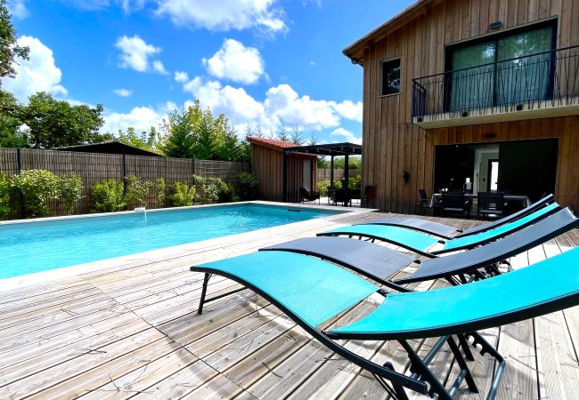 Casa en Lacanau - Casa de madera moderna con piscina y acceso al bosque
