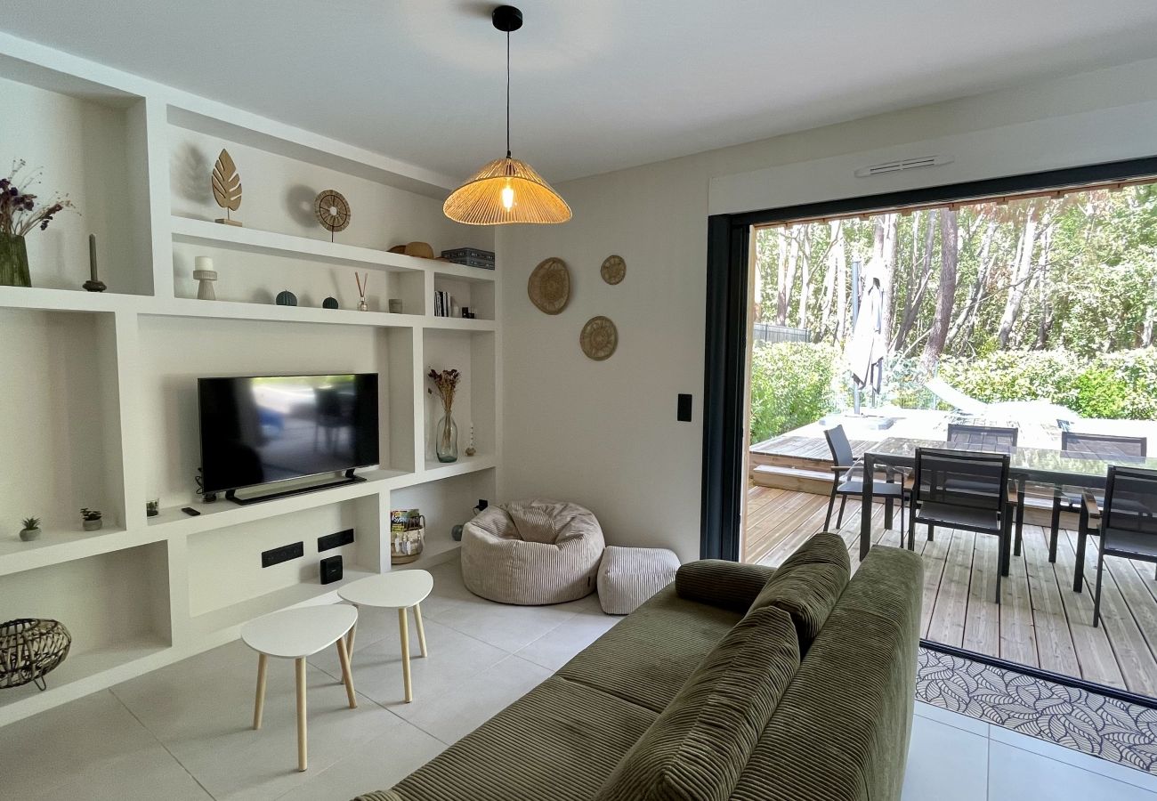 Casa en Lacanau - Casa de madera moderna con piscina y acceso al bosque