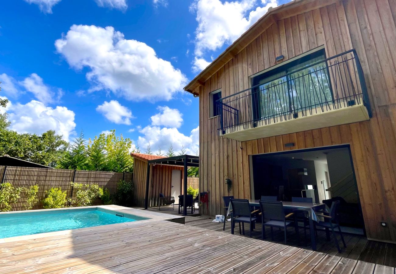 Casa en Lacanau - Casa de madera moderna con piscina y acceso al bosque