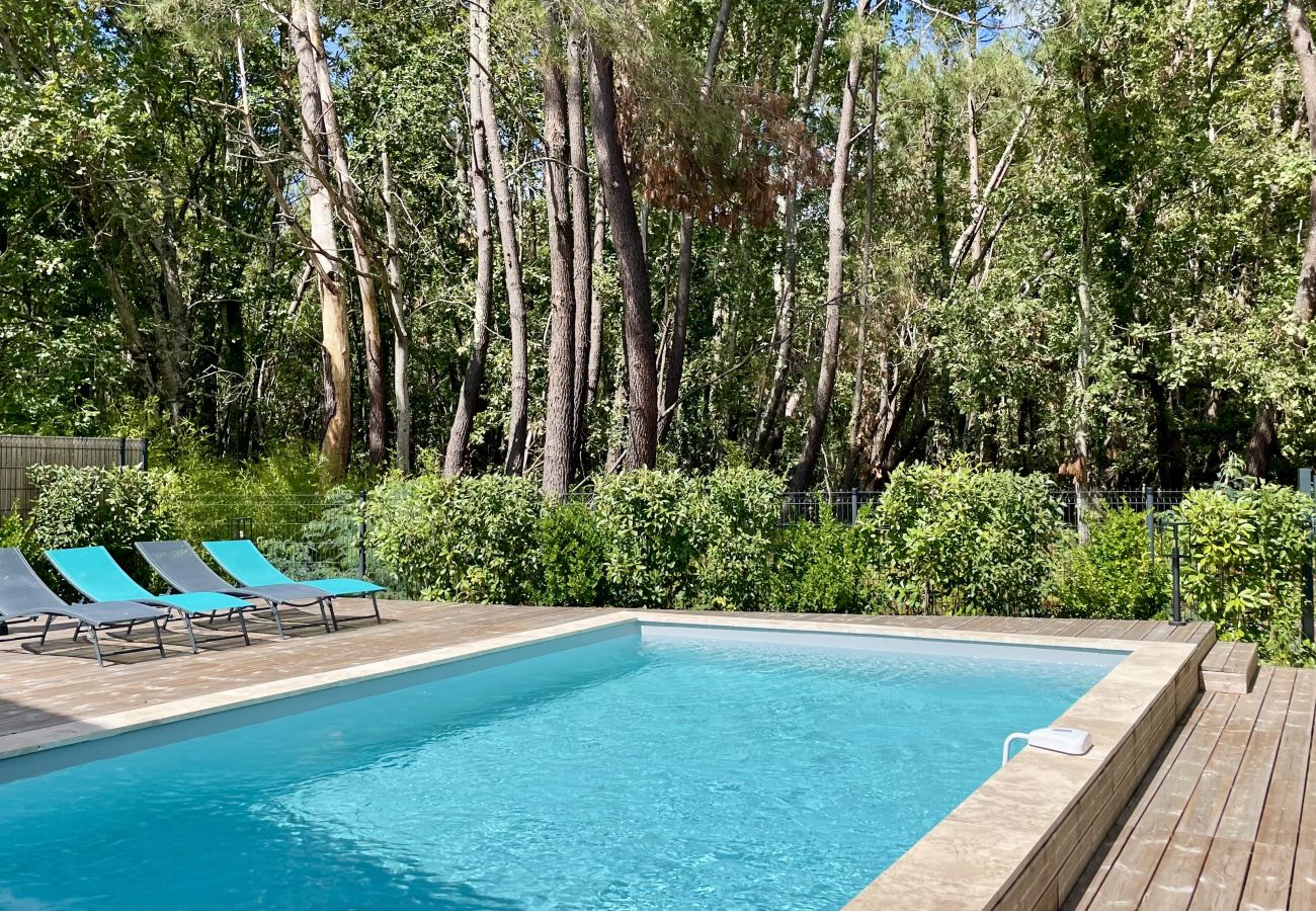 Casa en Lacanau - Casa de madera moderna con piscina y acceso al bosque
