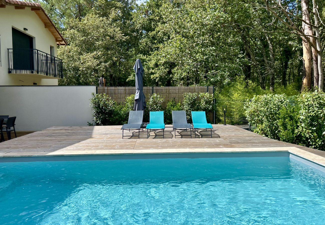 Casa en Lacanau - Casa de madera moderna con piscina y acceso al bosque