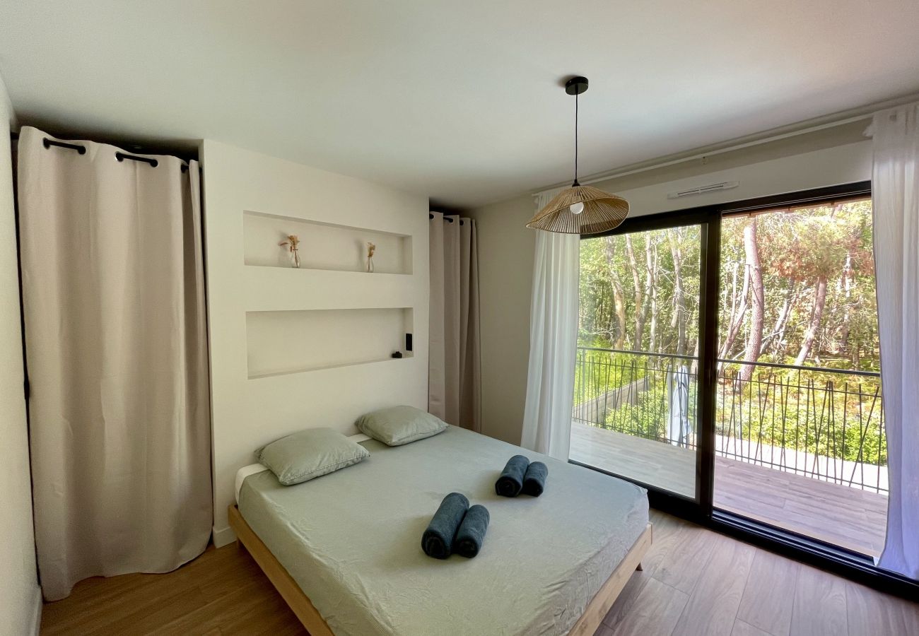 Casa en Lacanau - Casa de madera moderna con piscina y acceso al bosque