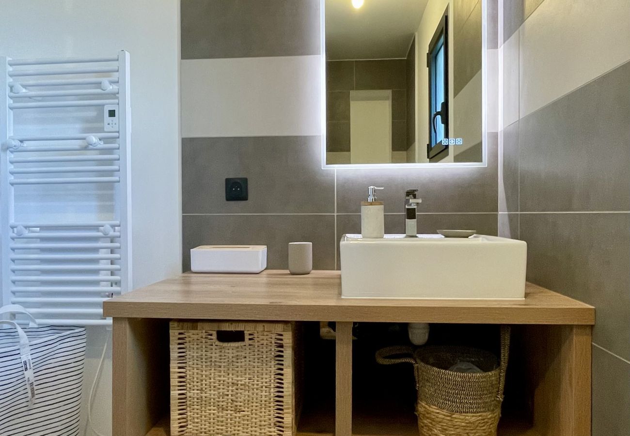 Casa en Lacanau - Casa de madera moderna con piscina y acceso al bosque