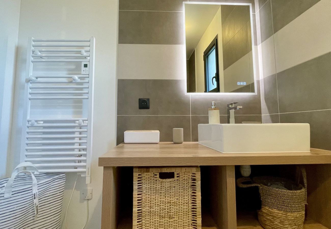 Casa en Lacanau - Casa de madera moderna con piscina y acceso al bosque