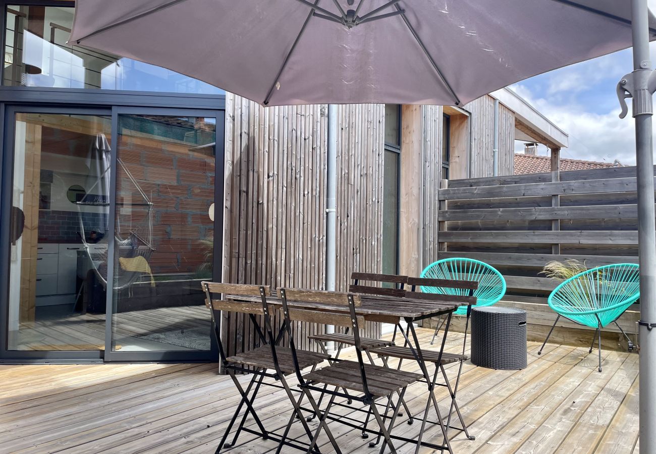 Maison mitoyenne à Lacanau - Havre de paix avec extérieur en plein centre 