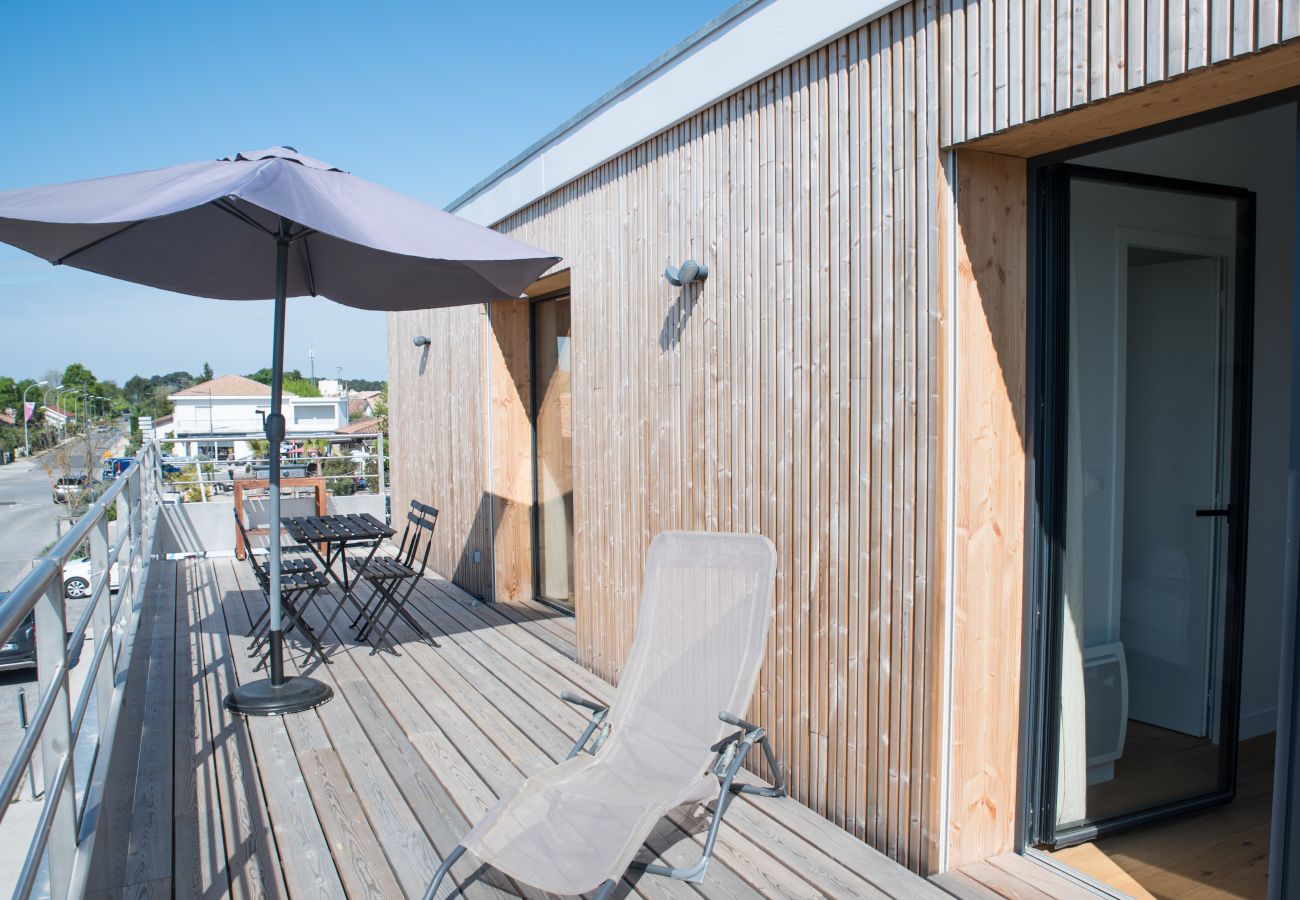 Appartement à Lacanau - Superbe Logement avec Terrasse perché en ville 