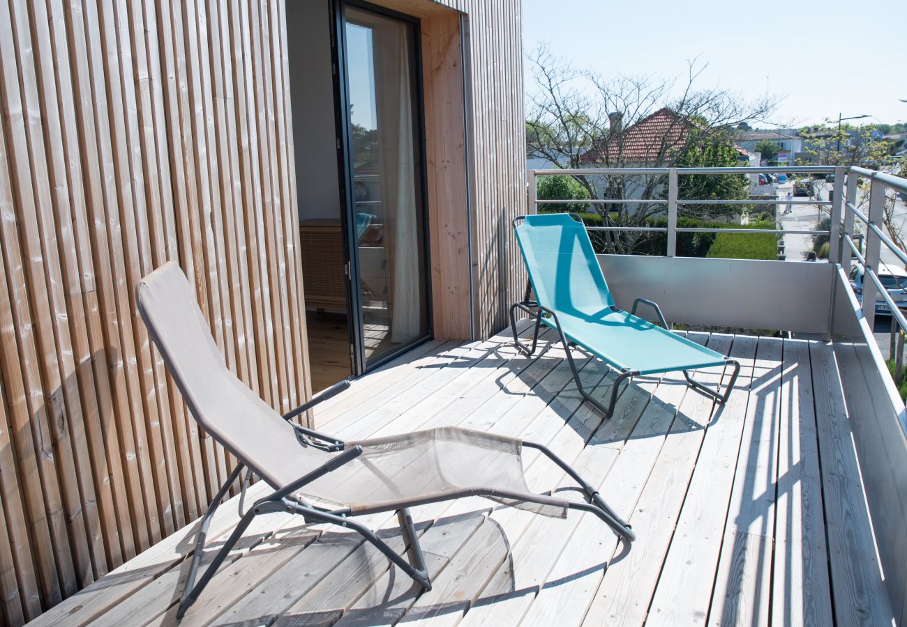 Appartement à Lacanau - Superbe Logement avec Terrasse perché en ville 