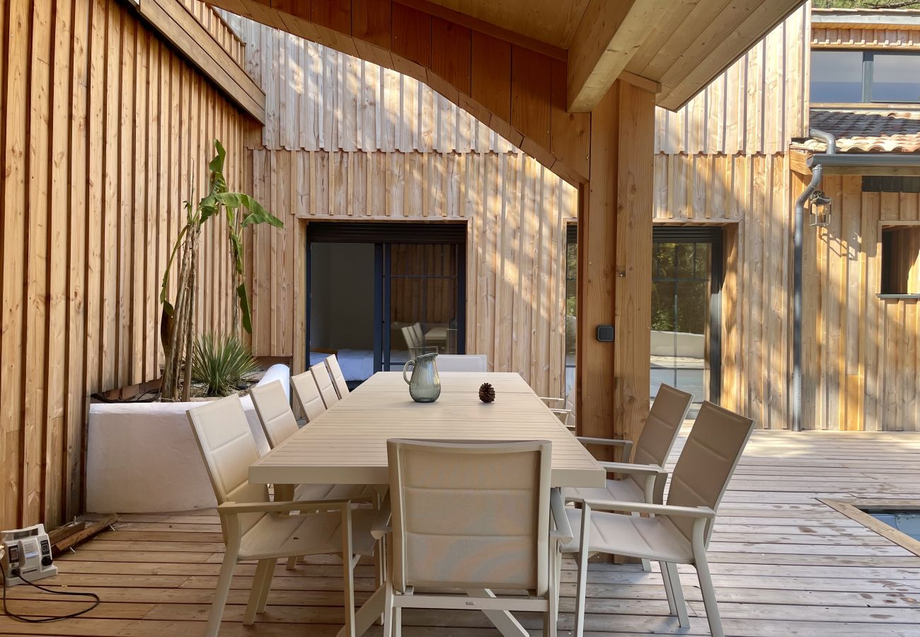 Villa à Lacanau - 🌲 Villa d’exception avec piscine & vue forêt 🏡