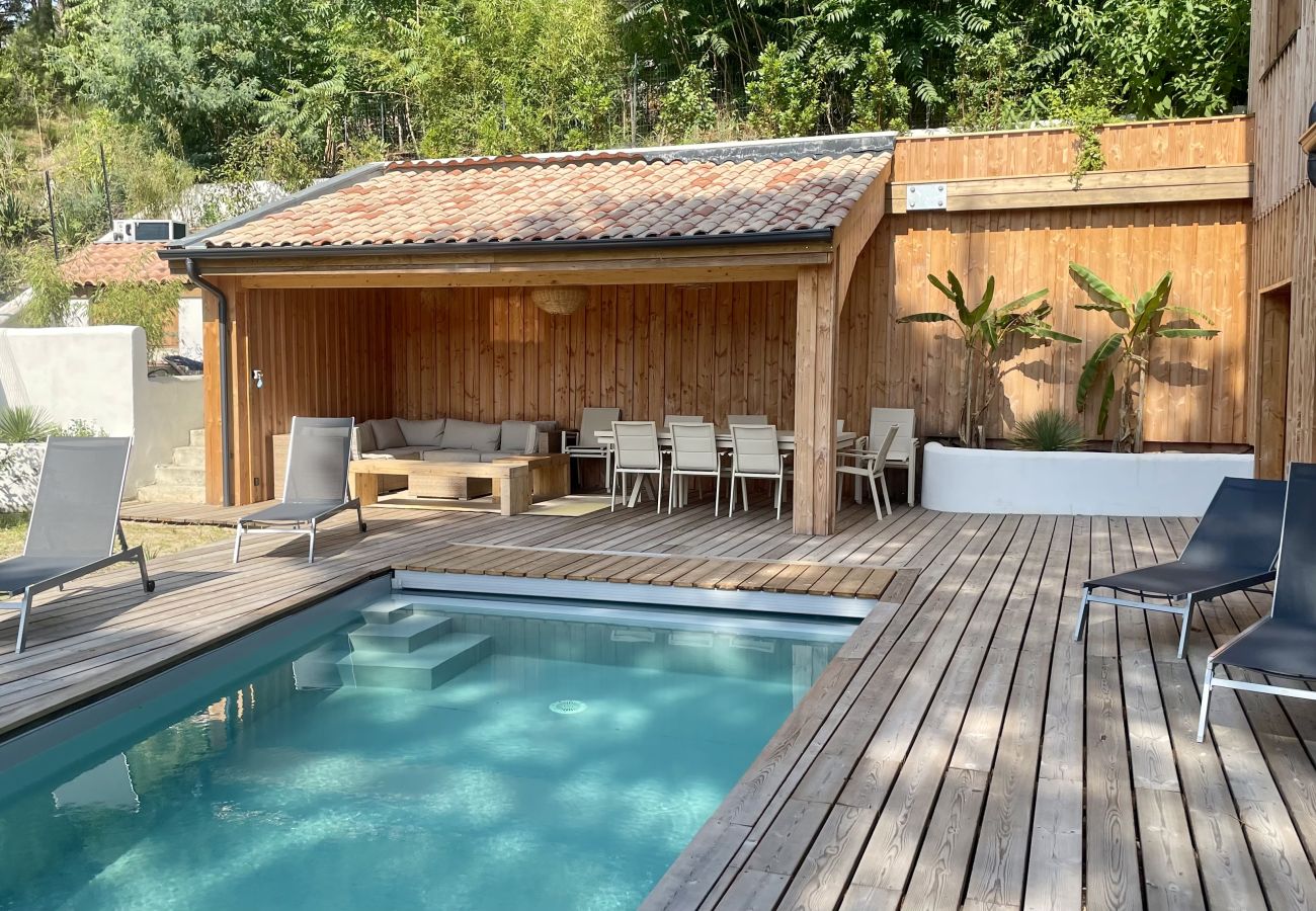 Villa à Lacanau - 🌲 Villa d’exception avec piscine & vue forêt 🏡