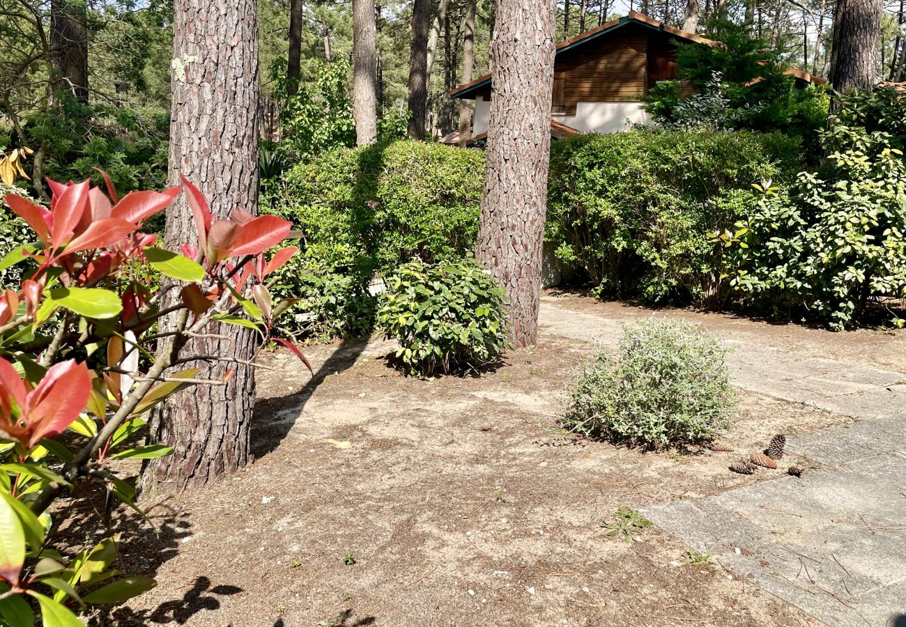 Maison mitoyenne à Lacanau - Petite maison avec jardin privatif & piscine