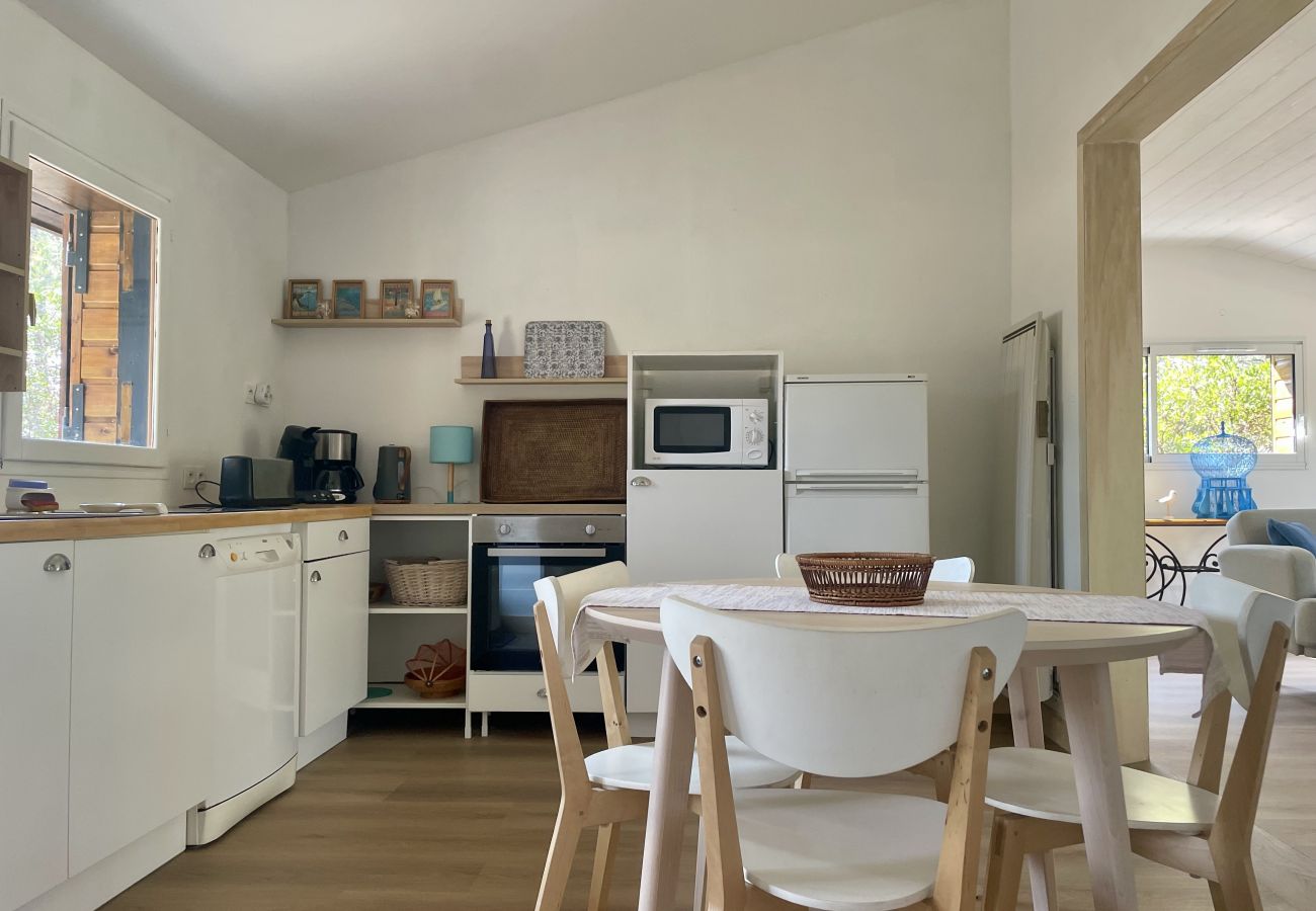 Chalet à Lacanau - Petite maison au milieu des pins 