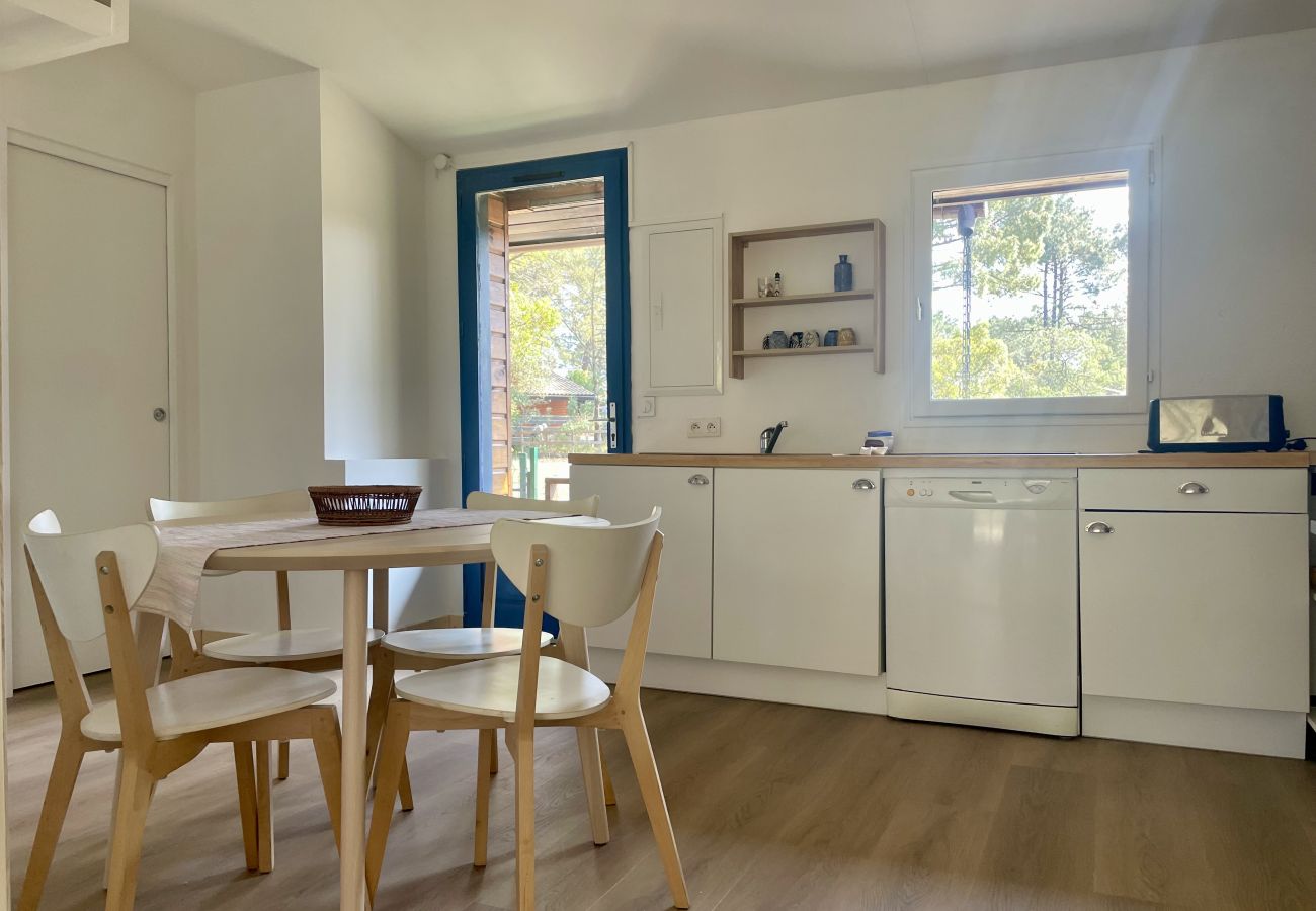 Chalet à Lacanau - Petite maison au milieu des pins 