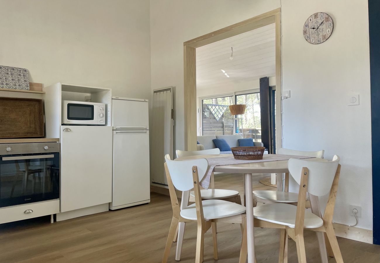 Chalet à Lacanau - Petite maison au milieu des pins 